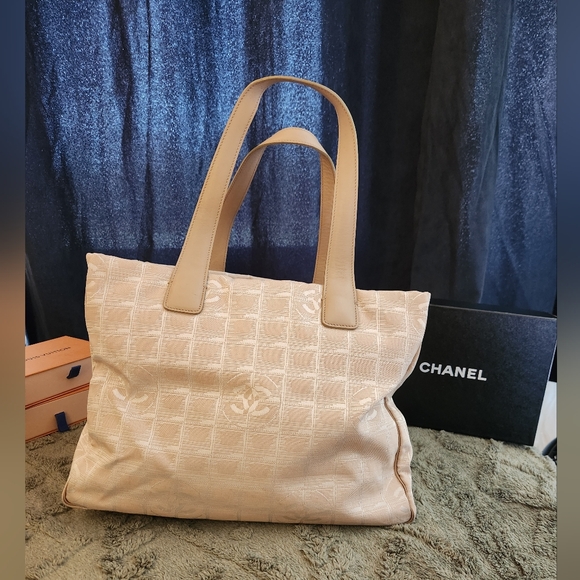 Chanel CC Logo Travel Ligne Tote - Picture 2 of 16